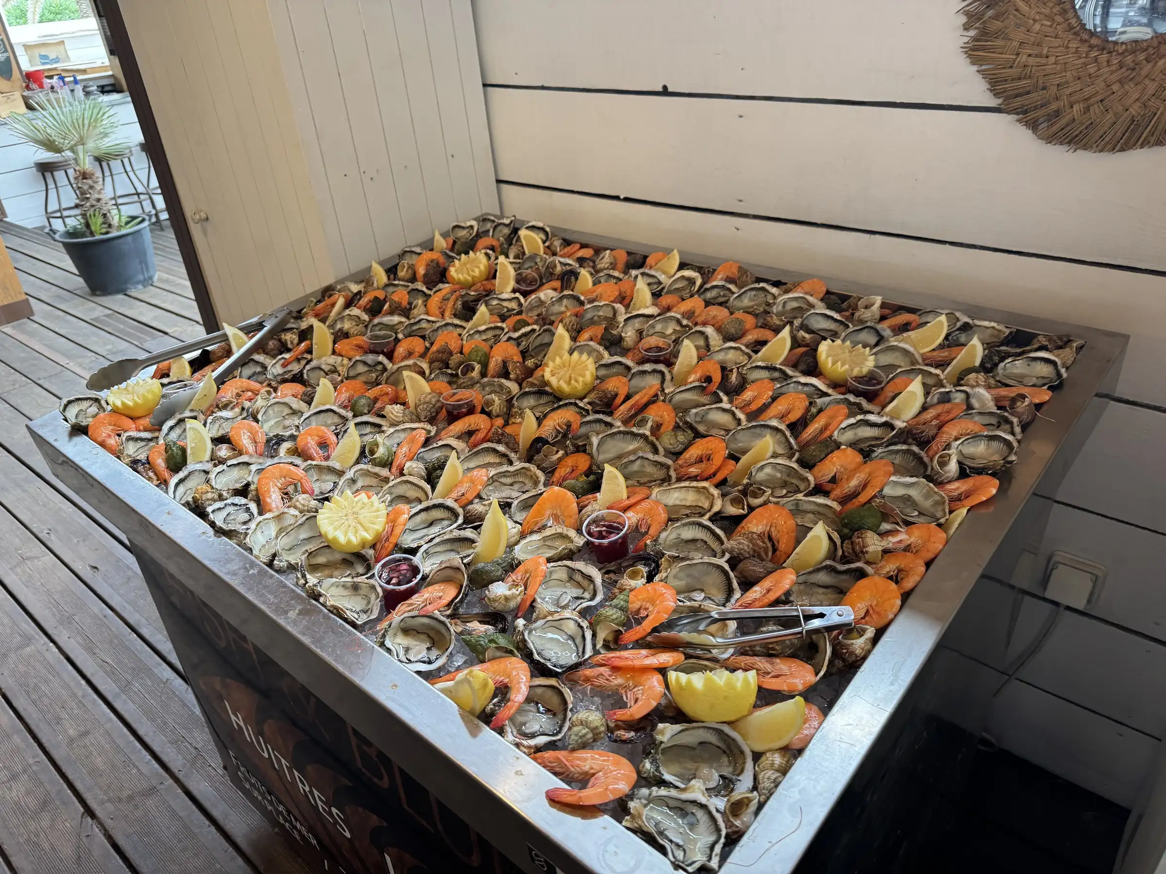 Le grand bac de fruits de mer du restaurant, garni d'huîtres, de crevettes et de bulots sur glace