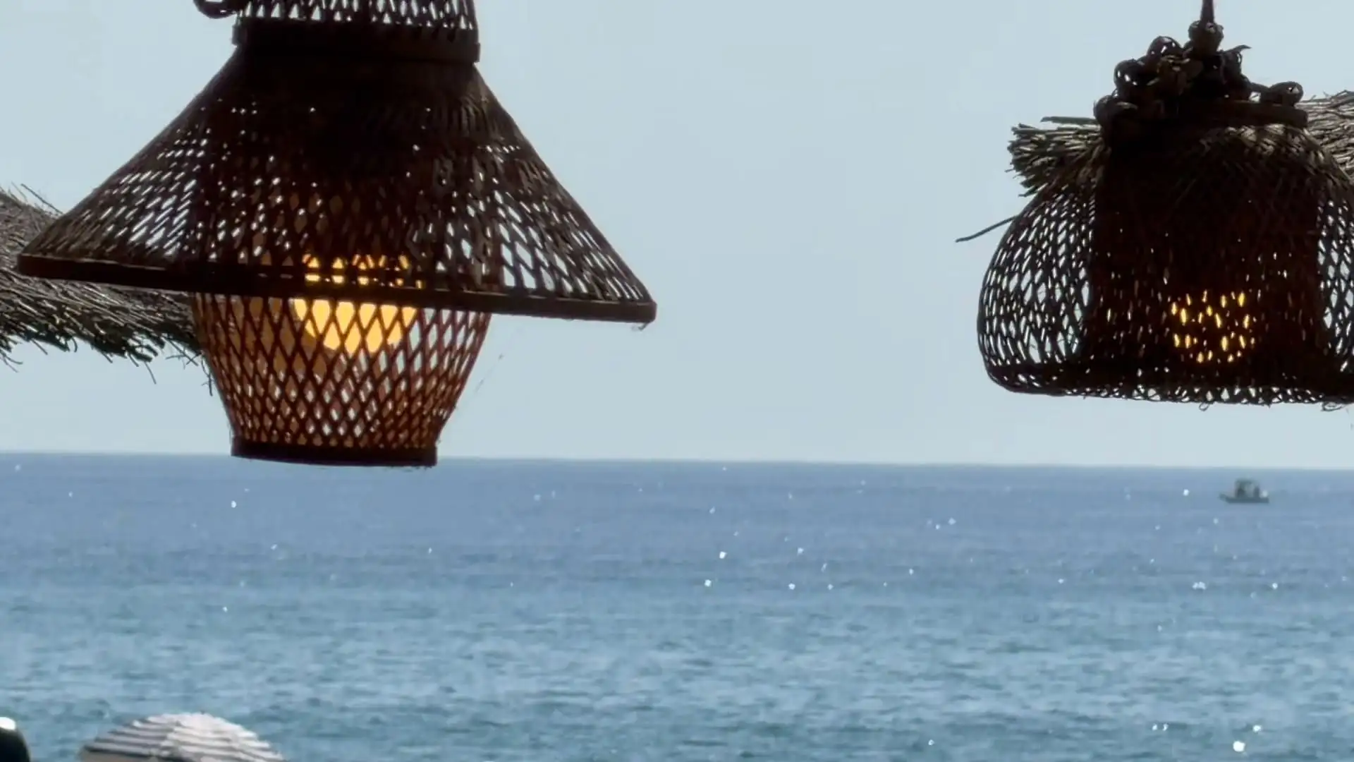 La mer vue depuis la terrasse, sous les suspensions en fibre tressée